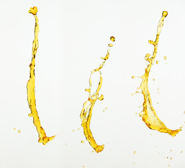 橙汁、柠檬汁或油润滑剂飞溅，液体金黄色饮料滴。水果饮料水元素呈直线形式。新鲜的飞溅和流动的射流，白色的背景孤立的冻结运动图片下载