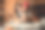幸福家庭的母女在厨房里揉面。妈妈和小女儿在厨房一起烘焙时用智能手机自拍，图片下载
