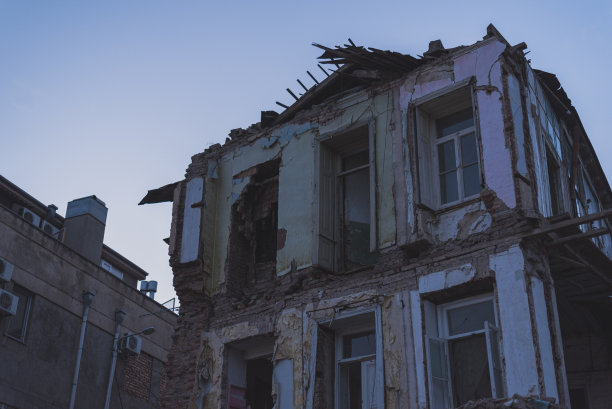 房子正在被拆除。黑暗和被遗弃，在晚上。图片下载