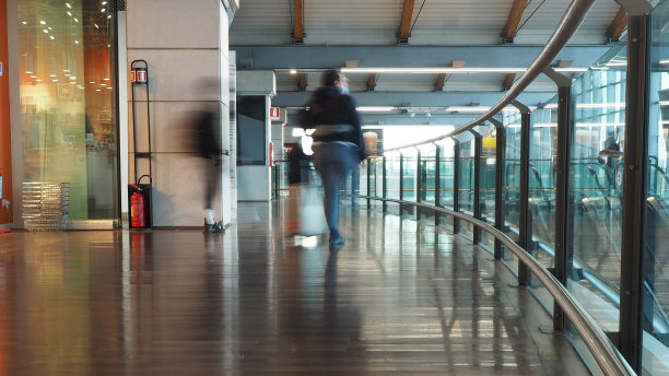 携带行李的旅客在繁忙的国际机场-模糊图片下载