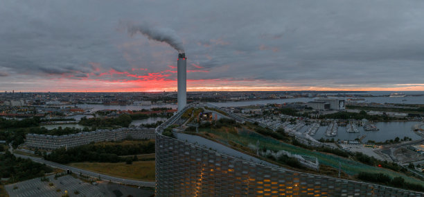 哥本哈根的一个垃圾发电工厂和一个体育公园图片下载