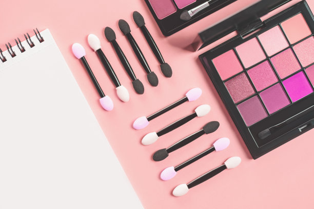 托盘阴影和应用程序与记事本在红色背景。图片下载