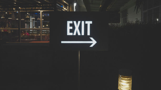 大楼出口标志的特写镜头图片下载