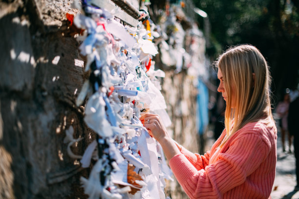 女人在许愿墙前许愿图片下载