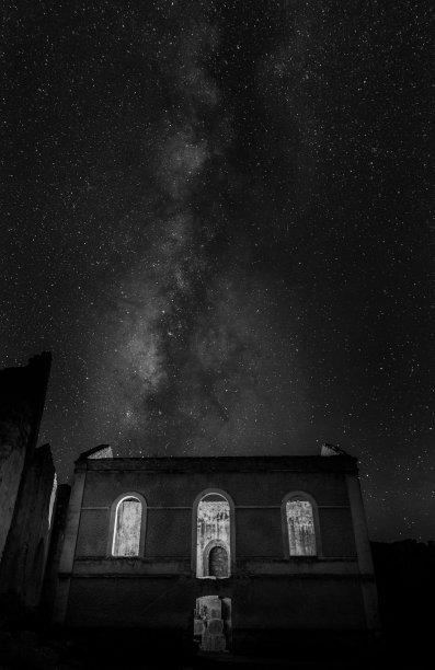 房子上方布满星星的天空的灰度照片图片下载