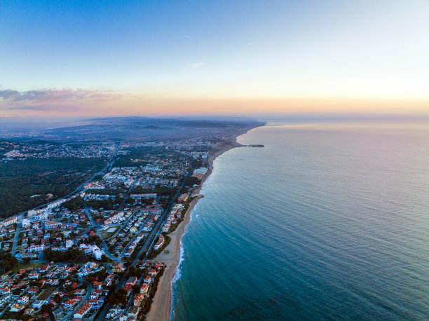 城市海岸线和建筑物的鸟瞰图图片下载