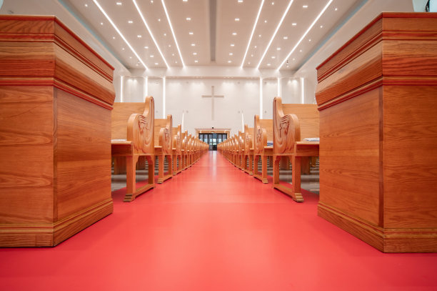 教堂内的低角度视野图片下载