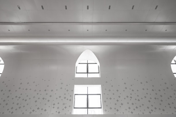 教堂窗户的低角度视野图片下载