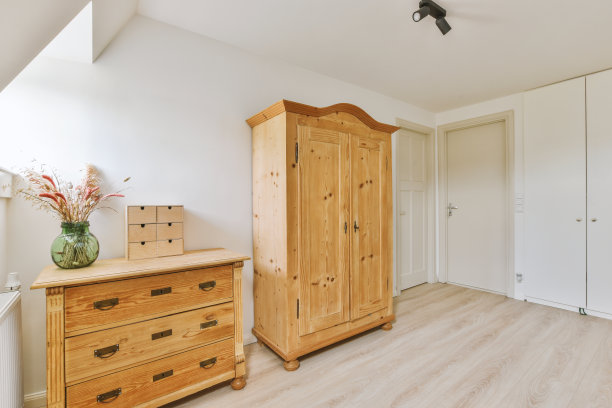 有白色墙壁和镶木地板的小房间图片下载