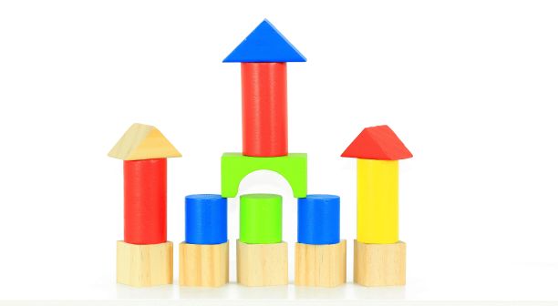 彩色木块像城堡一样堆叠的特写图片下载