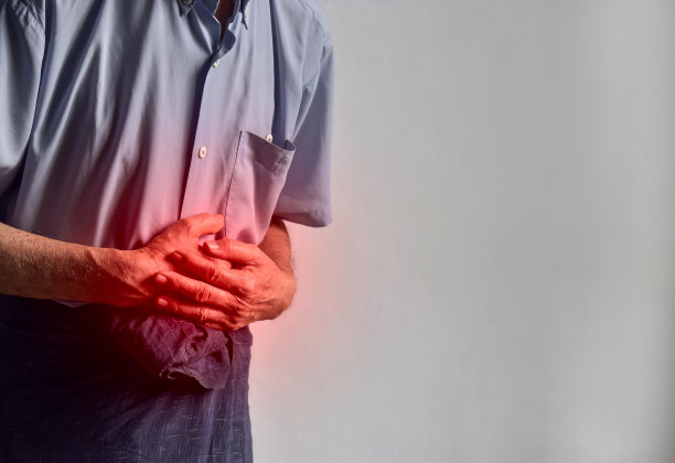 亚洲人，上腹部疼痛。可由胃痛、肠炎、结肠炎、阑尾炎、肝炎、胰腺炎、食物中毒等引起。图片下载