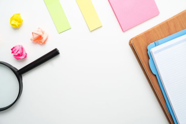 桌上摆着学校或办公用品——教学、学习、写作工具图片下载