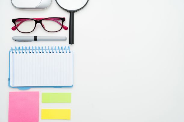 桌上摆着学校或办公用品——教学、学习、写作工具图片下载