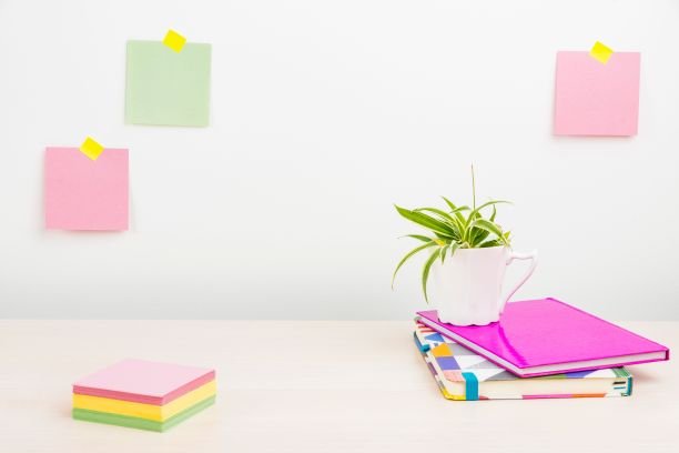 整洁的工作空间设置，写字台工具和一株植物与复制空间图片下载