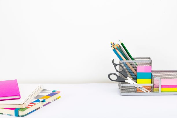 整洁的工作空间设置，写字台工具和一株植物与复制空间图片下载