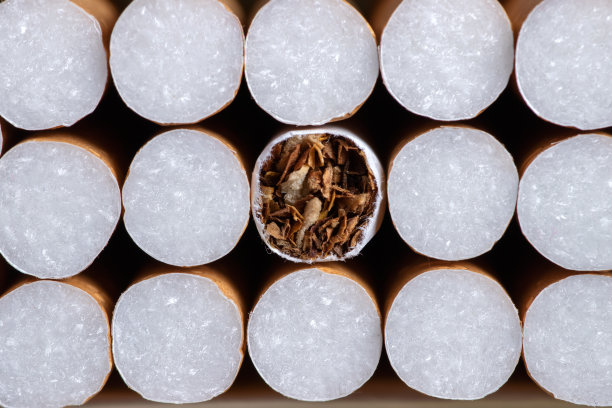 香烟中的烟草带有棕色过滤嘴图片下载