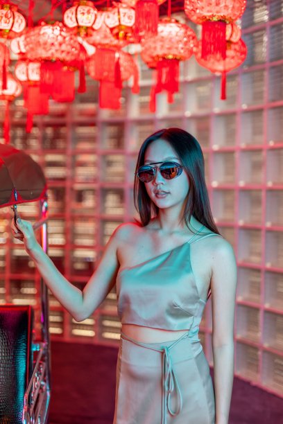 工作室肖像照片的美丽年轻的亚洲女性模特穿着优雅的衣服和太阳镜与冷静的情绪看站在一辆嘟嘟出租车车辆旁边图片下载