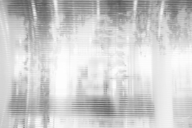 白色水平玻璃条纹墙背景反射商店。图片下载
