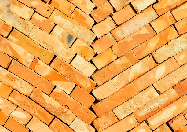 橙色的建筑砖向中心斜堆成两列。图片下载