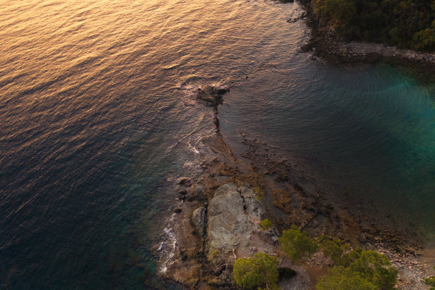 落日余晖映在海面上。图片下载