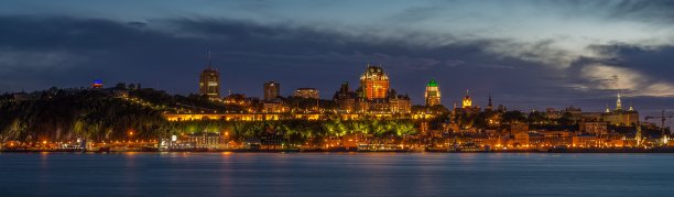 魁北克城市全景，在一个昏暗的夜晚，建筑物被照亮图片下载