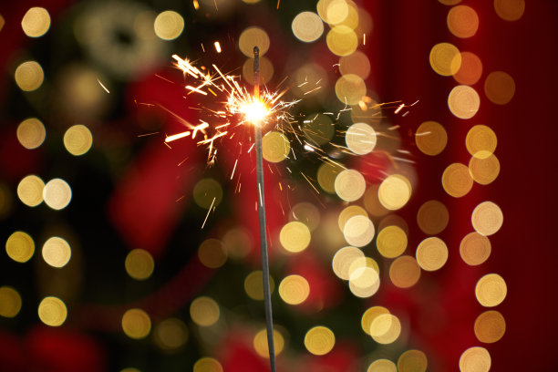 孟加拉灯在红色背景上闪闪发光。图片下载