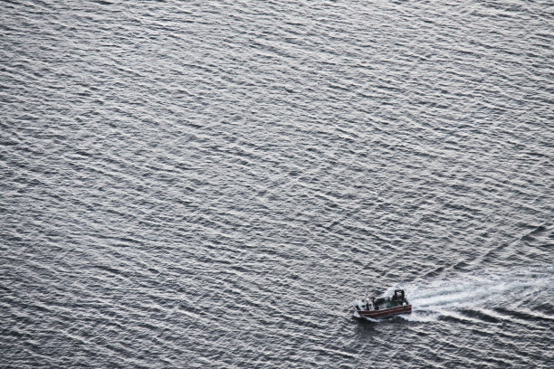 海上帆船的灰度图图片下载