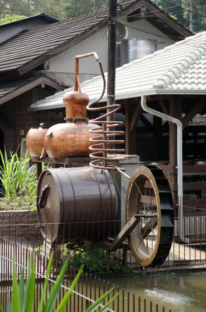 房子前面的日本工业机器的垂直镜头图片下载