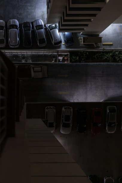 停在酒店停车场的车辆图片下载