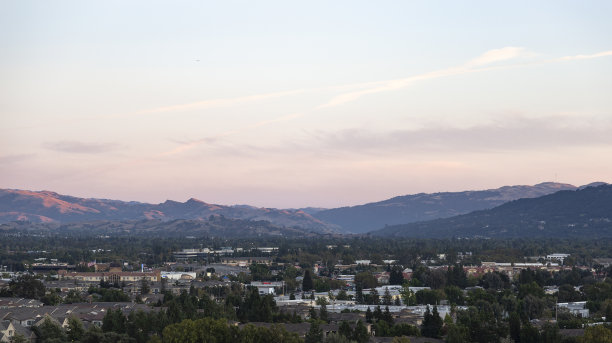 美丽的拍摄都柏林，CA建筑附近的山在多云的天空下图片下载