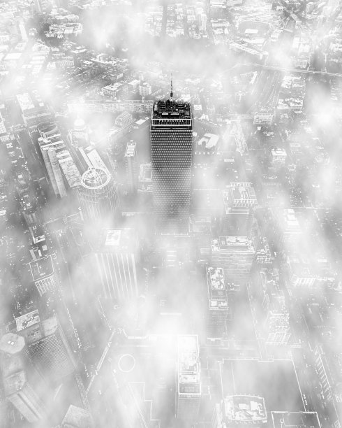 被云包围的摩天大楼的顶部图片下载