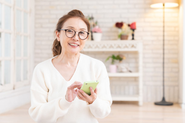 使用智能手机的老年妇女图片下载