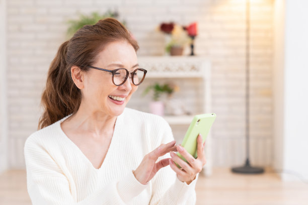 使用智能手机的老年妇女图片下载