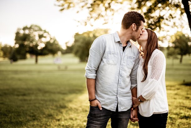 一对热恋中的情侣用模糊的背景互相亲吻的美丽照片图片下载