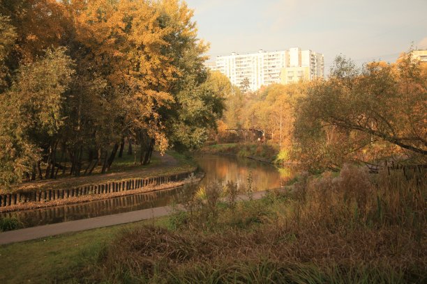 美丽的照片，秋天的莫斯科公园里的一条河和背景中的建筑图片下载