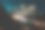 晚上有很多车的高速公路，背景是高大明亮的建筑图片下载