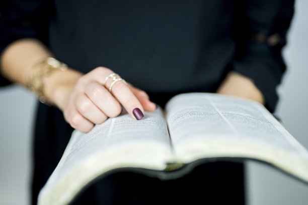 一个正在读书的人的选择性特写镜头图片下载