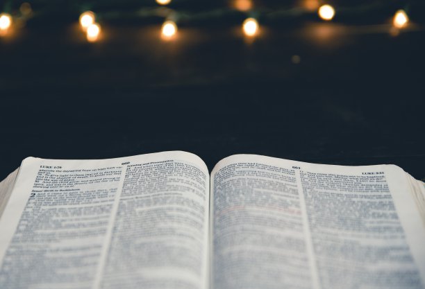 一本厚厚的打开的书的选择性特写镜头图片下载