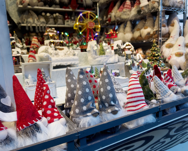 选择性地关注圣诞市场上新年玩具的柜台图片下载