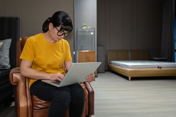 一位女士正在用她的笔记本电脑上网图片下载