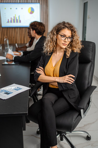 一个不满意的女商人在办公室的画像图片下载