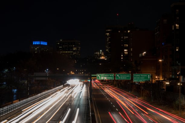 波士顿市中心双面高速公路的夜晚美景图片下载