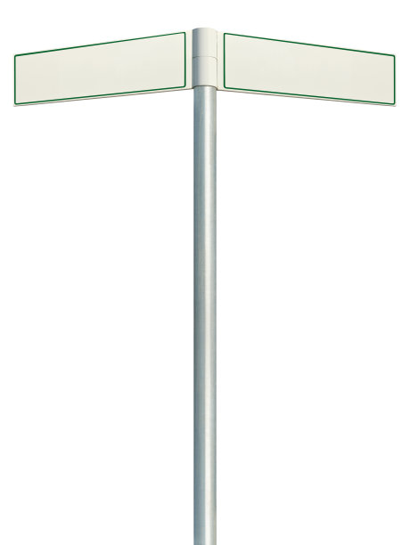 左右方向路标路标，两个空白空白孤立的白色路标背景复制空间，绿色框架，大型十字路口标志，方向路边指针，浅灰色杆柱，垂直特写图片下载