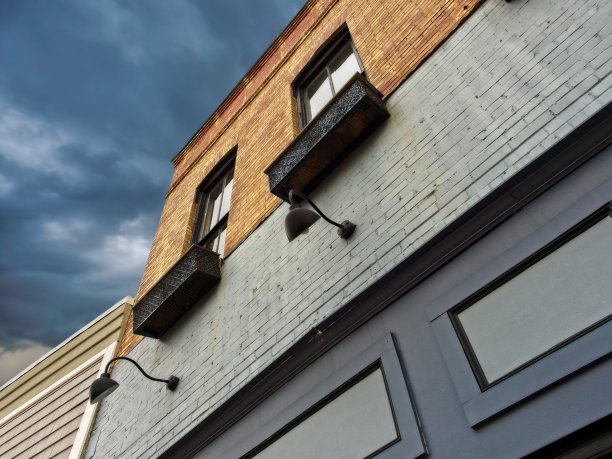 砖店面的角度视角与不祥的云聚集在头顶图片下载