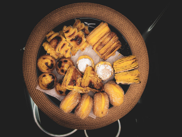 在葡萄牙制作的盘子上的几个蛋糕的照片，有食欲的吸引力图片下载