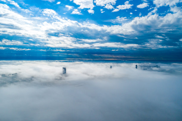 现代城市地标鸟瞰图，平流雾，上海，中国图片下载