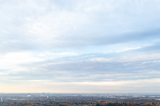 秋天的天空在早晨，伍德布里奇，加拿大图片下载