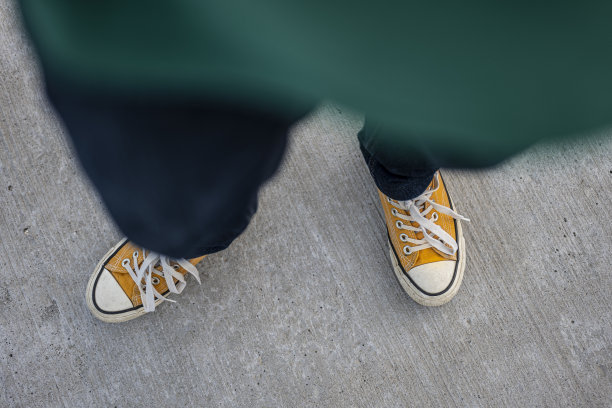 帆布鞋的城市生活方式。在城市休息的女人往下看。观点图片下载