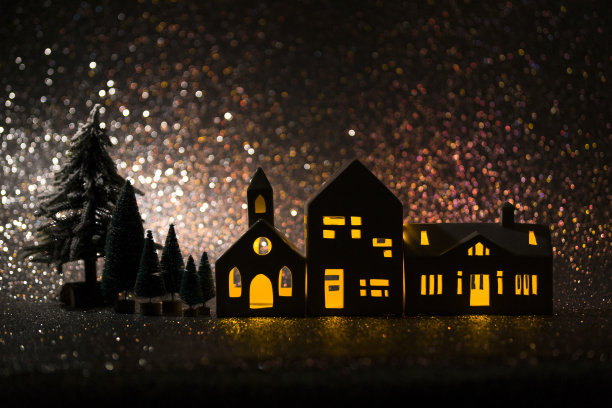 房子在圣诞夜有着美丽的银河。图片下载