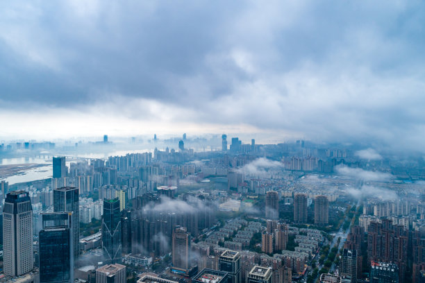 现代城市地标鸟瞰图，平流雾，上海，中国图片下载